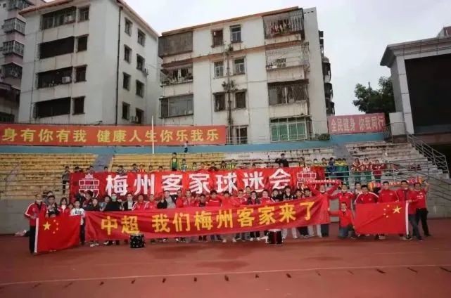 另外，如果曼联决定任命、解雇或接受公司或者子公司的任何足球总监或者一线队的教练，拉特克利夫的团队必须被告知。